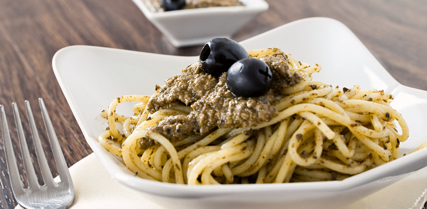 Spaghetti with black olives pate'